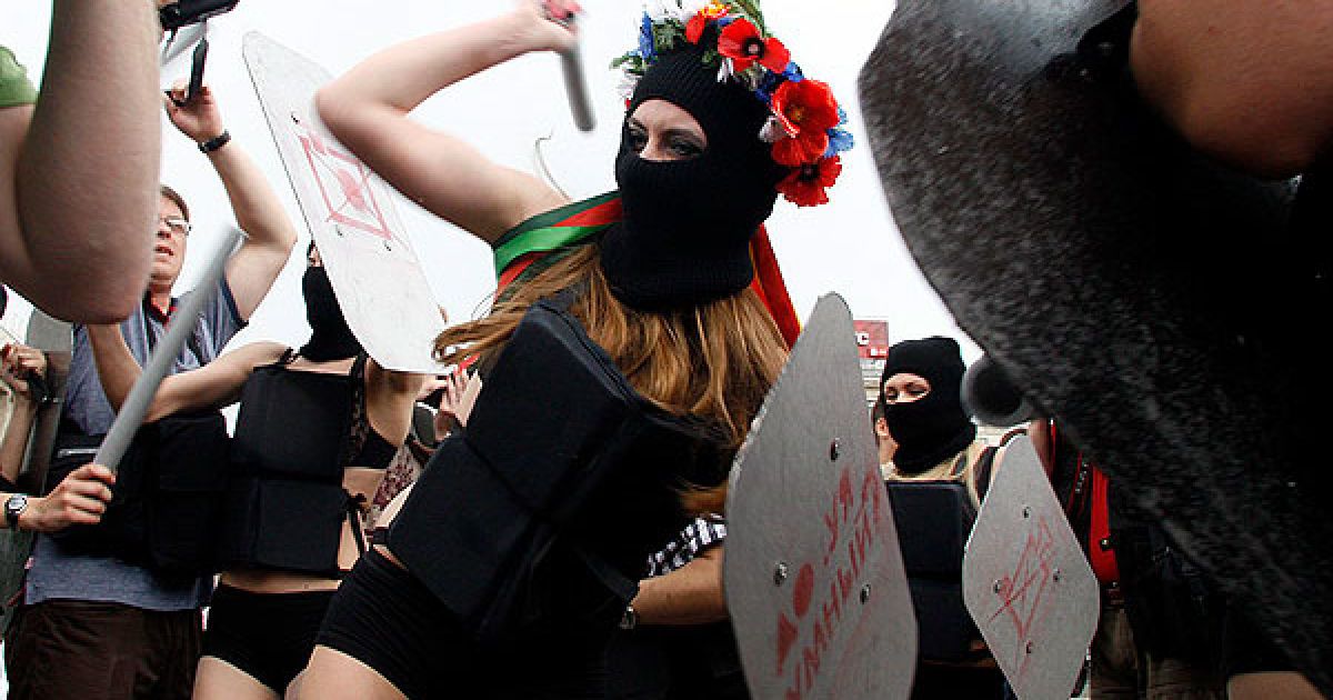 Жіночий рух FEMEN провів на Майдані Незалежності акцію "100 днів: Я тобі твою камеру в дупу засуну!" / © Жіночий рух FEMEN