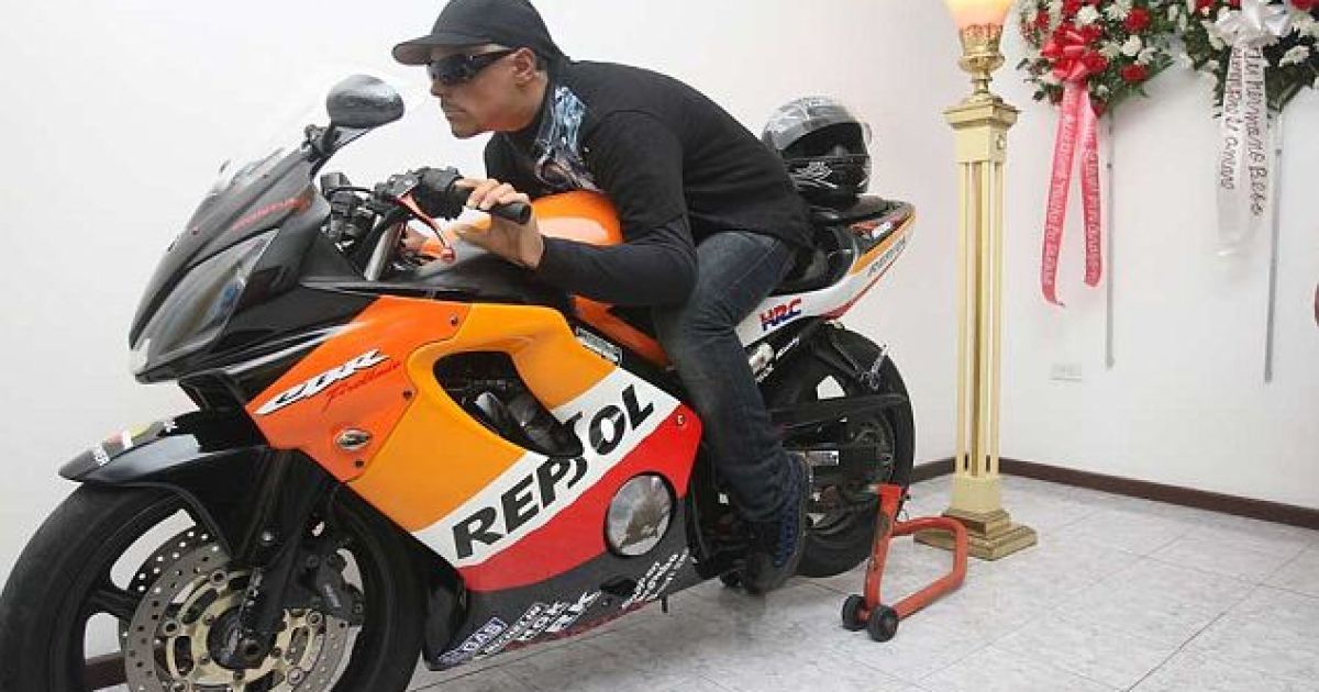 Тіло 22-річного Девіда Моралеса Колона на мотоциклі