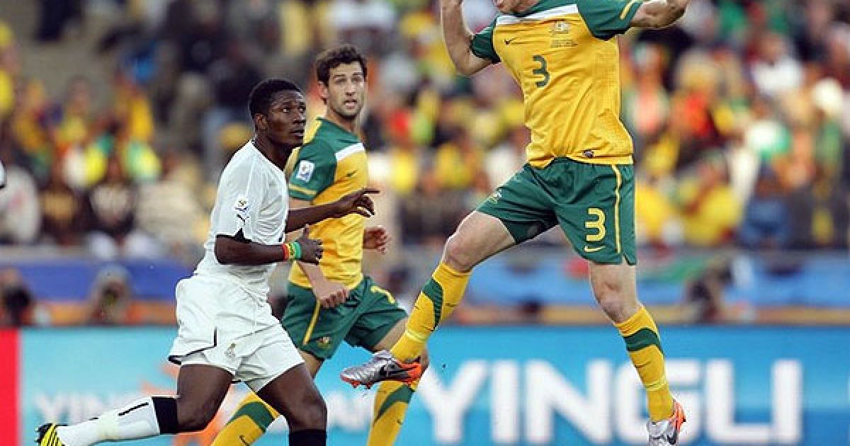 Крейг Мур перехоплює м&rsquo;яч у повітрі / © Getty Images/Fotobank