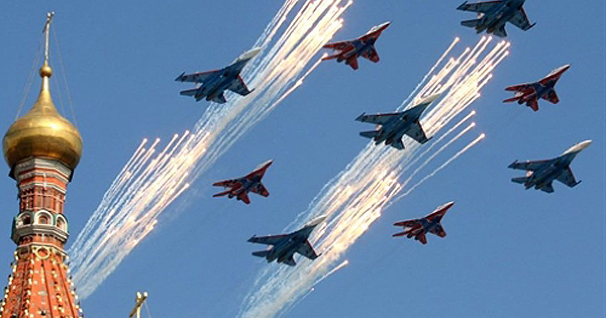 9.05. Виступ "Російських витязів" на параді на честь 65-ої річниці закінчення Другої світової війни у Москві. У параді на Красній площі взяли участь 12 тисяч солдат російської армії та армій США. Вірменії, Великобританії та Польщі. / © AFP