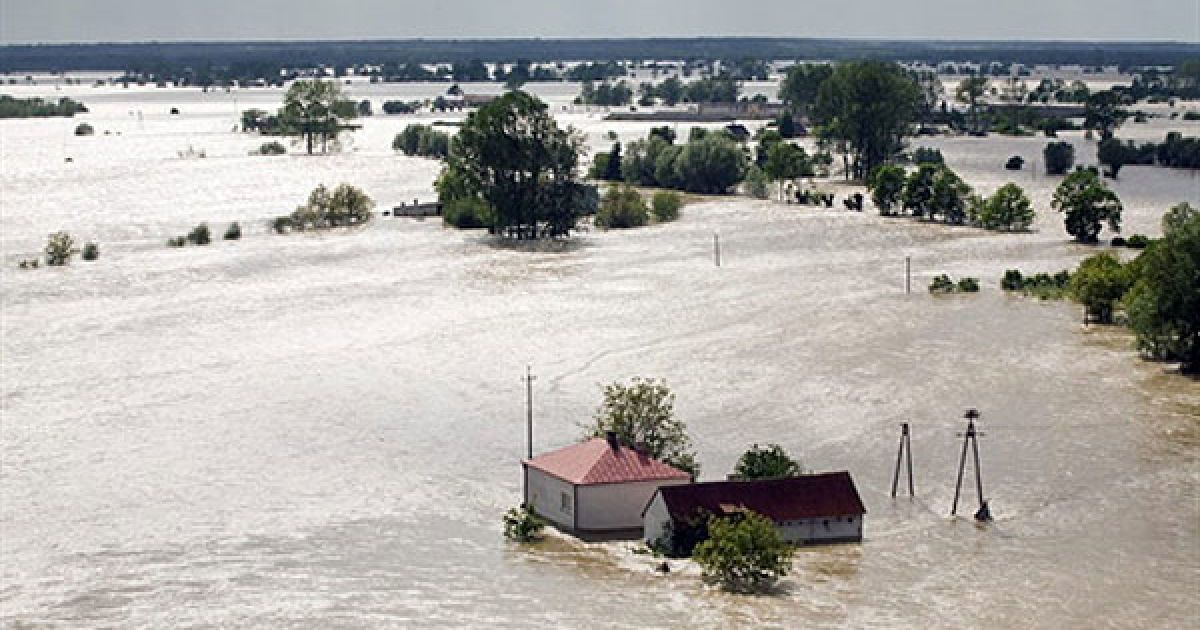 Проливні дощі в гірських районах на півдні Польщі призвели до підйому води в багатьох річках, включаючи найбільшу річку Польщі - Віслу. / © AFP