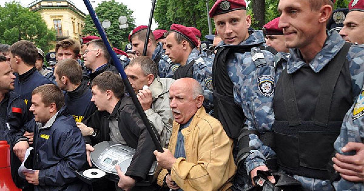 27 травня біля головного корпусу "Львівської політехніки", де мала відбутися акція протесту Львівської облорганізації "Свободи", спецпідрозділ "Беркут" застосував "грубу фізичну силу проти учасників протесту". / © ZAXID.NET