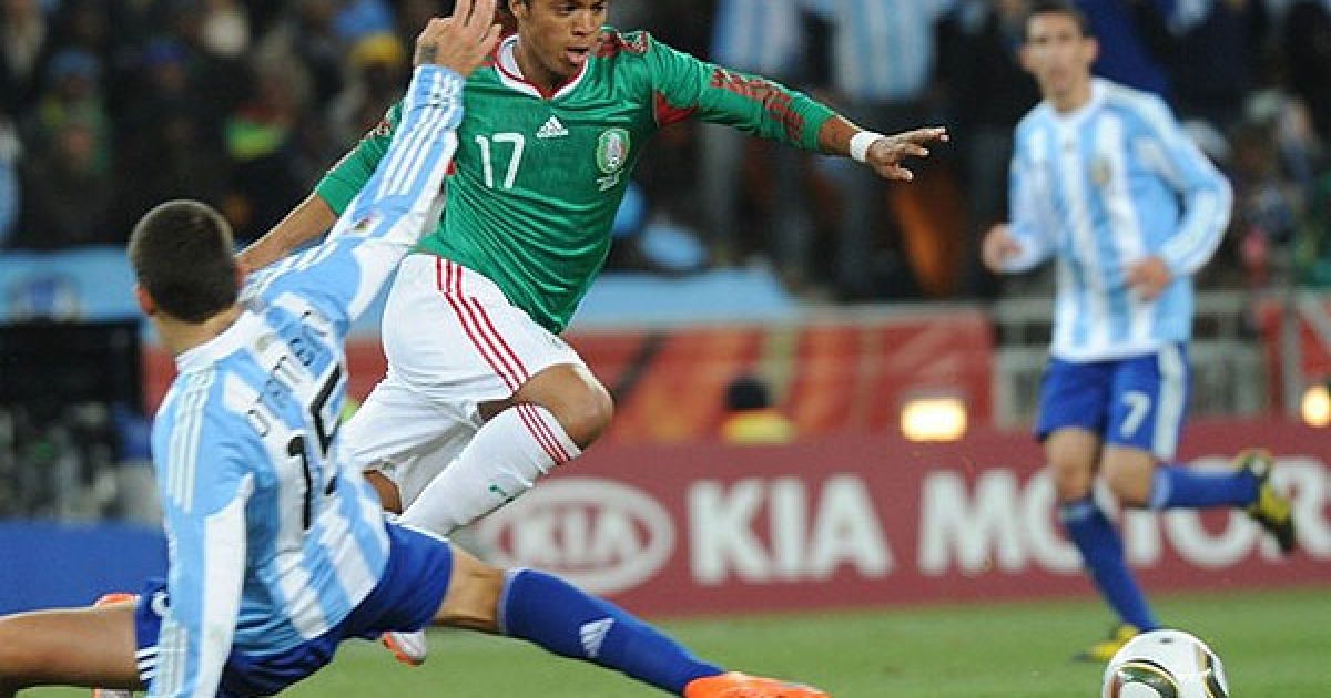 Джованні дос Сантос обходить Ніколаса Отаменді / © AFP