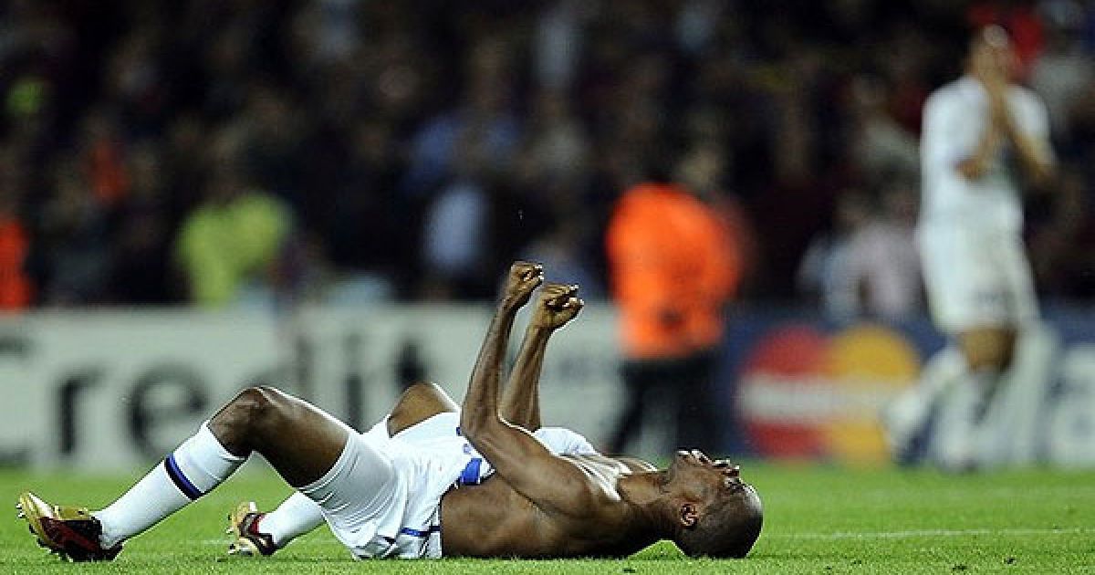 Форвард "Інтера" Самуель Ето’о від радощів валявся голим на футбольному полі. / © AFP