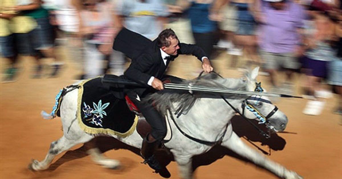 Іспанія. Вершник бере участь у традиційних святкуваннях на честь Святого Йоанна Хрестителя у місті Сьютаделла на Балеарському острові Менорка. / © AFP