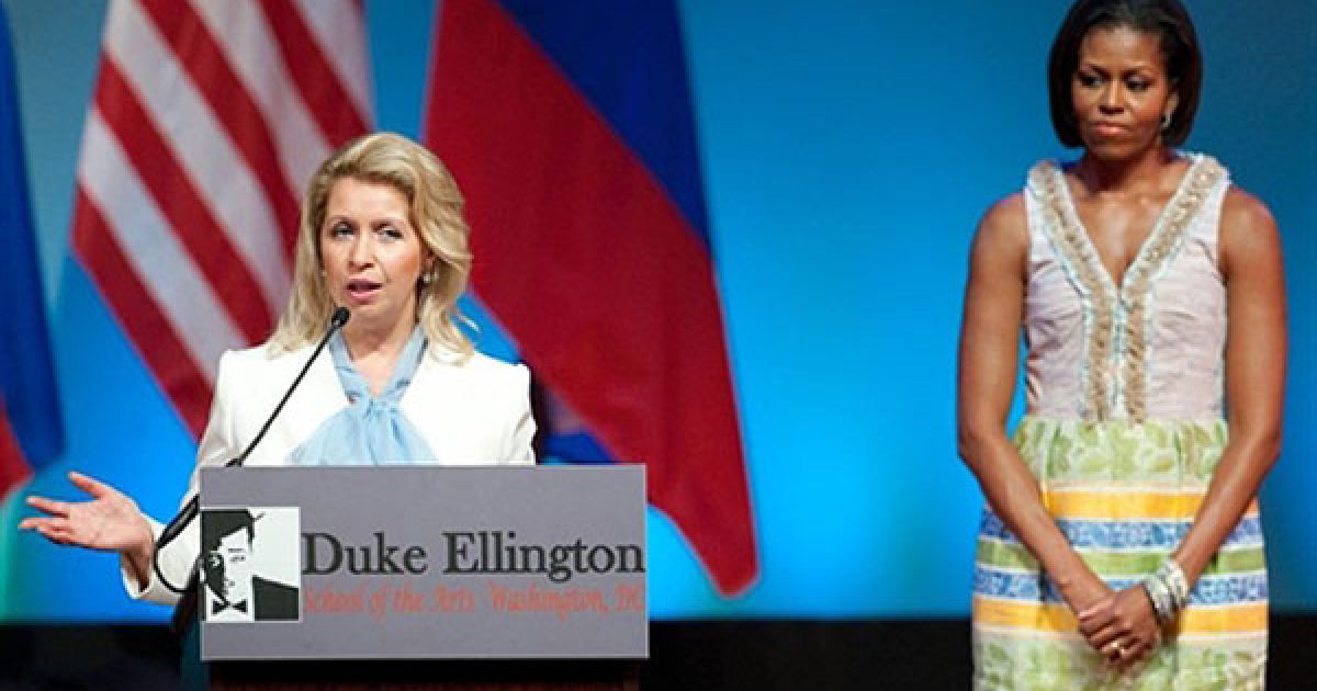 Перші леді США і Росії Мішель Обама і Світлана Мєдвєдєва відвідали Школу мистецтв Дюка Еллінгтона у Вашингтоні, де на їхню честь давали виставу виставу "Художні інтерлюдії" / © AFP