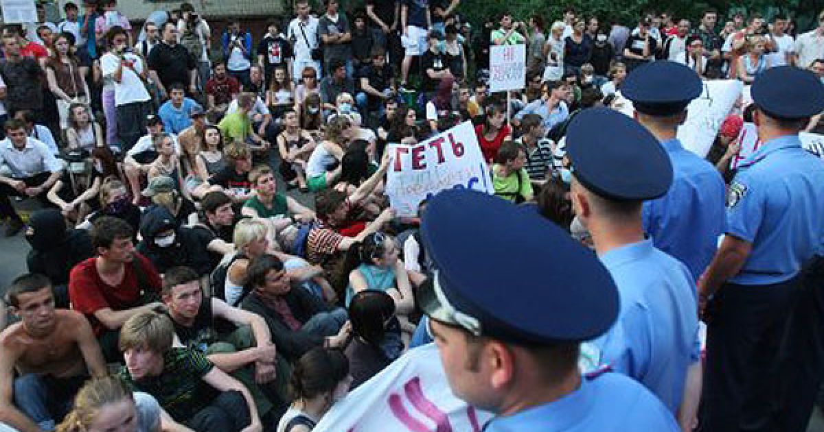 У Києві відбувся сидячий протест, під час якого учасники зобразили на асфальті контури людей, які стали жертвами міліцейського свавілля / © УНІАН