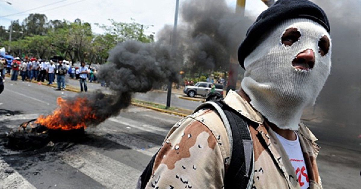 Акції протесту національного визвольного фронту Нікарагуа у Манагуа переросли у сутички між протестувальниками та поліцією. Протестувальники вже 4 дня блокують вхід до Конгресу для того, щоб опозиція н змогла затвердити президентський закон про подовження строку мандатів суддів. / © AFP