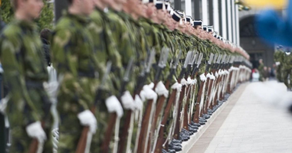 Тренування солдатів шведської армії біля королівського палацу перед весіллям кронпринцеси Вікторії, яке відбудеться завтра. До операції у Стокгольмі залучено більше 2-х тисяч поліцейських та солдатів. / © AFP