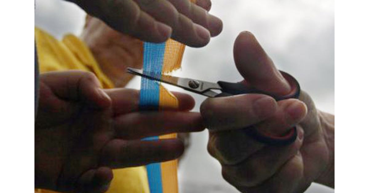 Учасники акції "Зроби це! За Україну" у Києві розвернули найбільшу синьо-жовту стрічку, що було зафіксовано представниками Книги рекордів України. Фото УНІАН / © УНІАН
