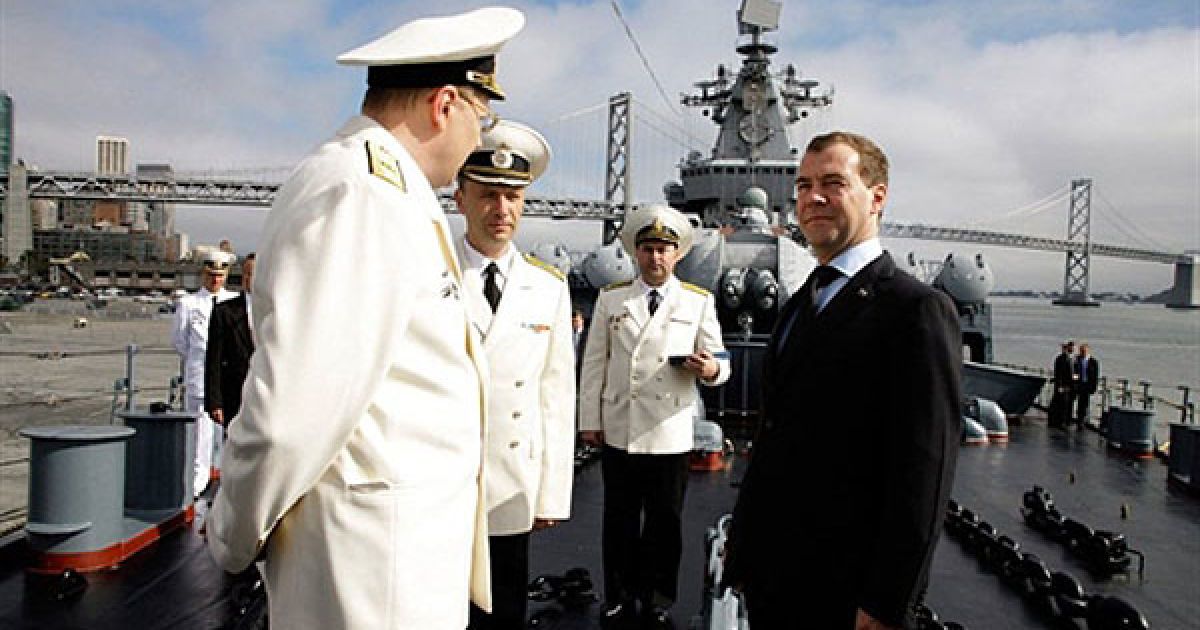 Дмитро Мєдвєдєв відвідав ракетний крейсер "Варяг" у Сан-Франциско. / © AFP