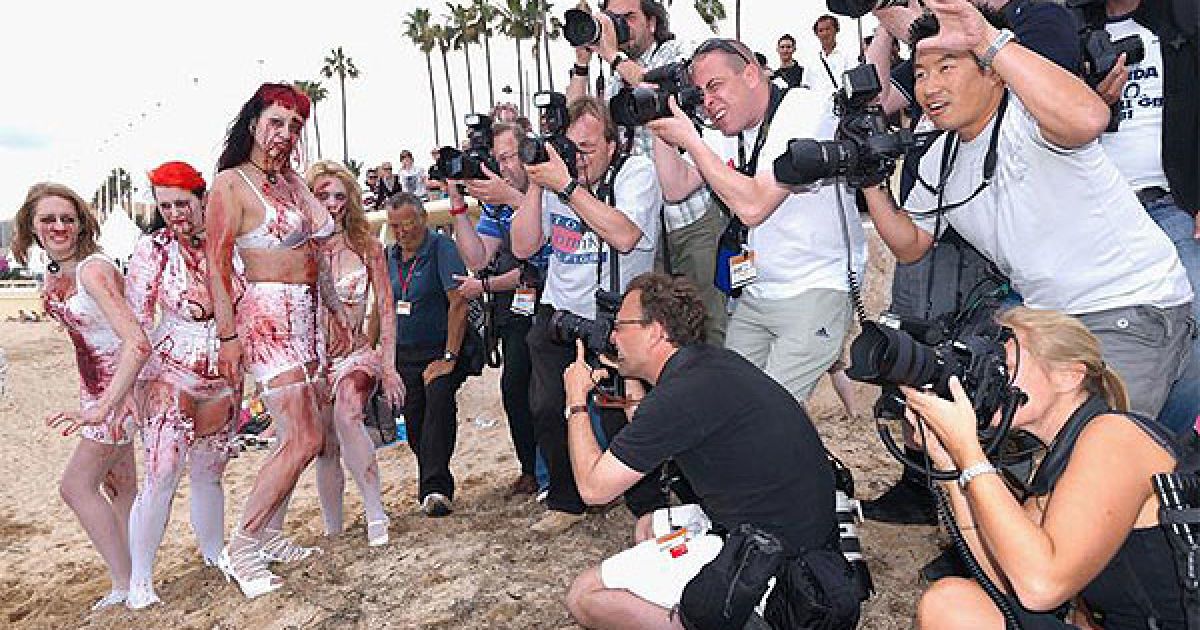 Дівчата-зомбі зібрали на пляжі велику кількість фотографів / © Getty Images/Fotobank