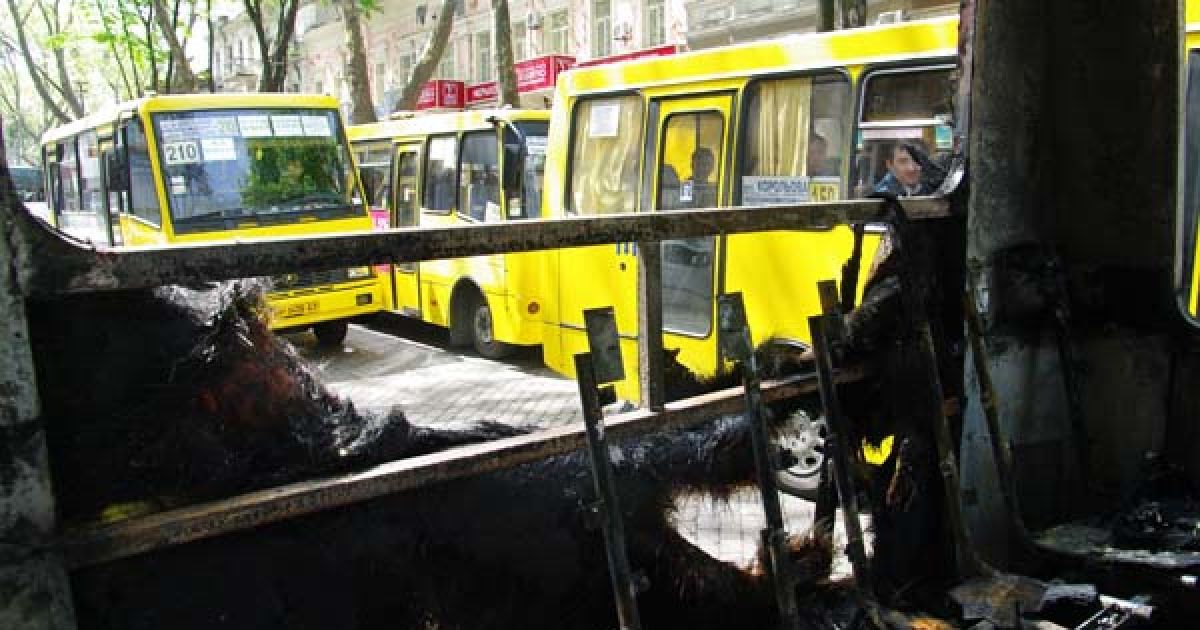 5 травня в центрі Одеси під час руху загорілося маршрутне таксі "Богдан" з пасажирами. / © Таймер Одесса