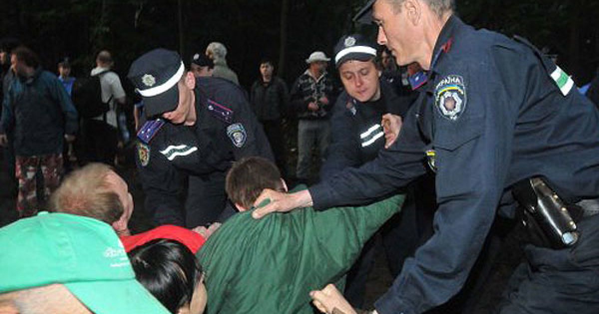 На захисників дерев від вирубки в Центральному парку ім. Горького в Харкові 2 червня напали близько 50 невідомих у чорній формі. / © УНІАН