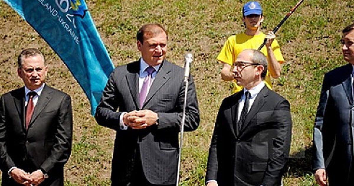 В урочистій церемонії відкриття логотипу у Харкові взяли участь Генеральний консул Польщі у Харкові Гжегож Серочинський, віце-прем&rsquo;єр-міністр з питань Євро-2012 Борис Колесніков, голова Харківської ОДА Михайло Добкін, секретар Харківської міськради Геннадій Кернес тощо. / © mediaport.info