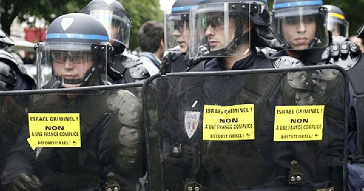 Франція, Париж Мітингувальники під час антиізраїльської акції протесту у Парижі наліпили на щити поліцейських таблички "Ізраїль, кримінал, ні французькій співучасті" / © AFP