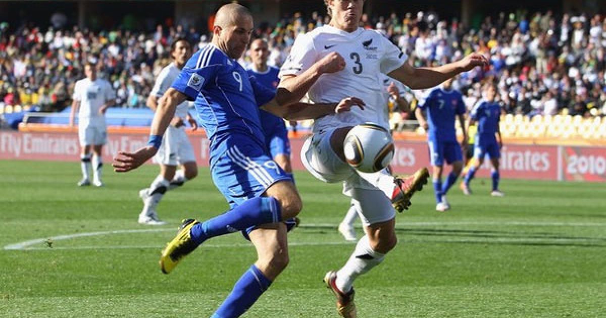 Станіслав Шестак і Тоні Локхед ведуть боротьбу за м&rsquo;яч / © Getty Images/Fotobank