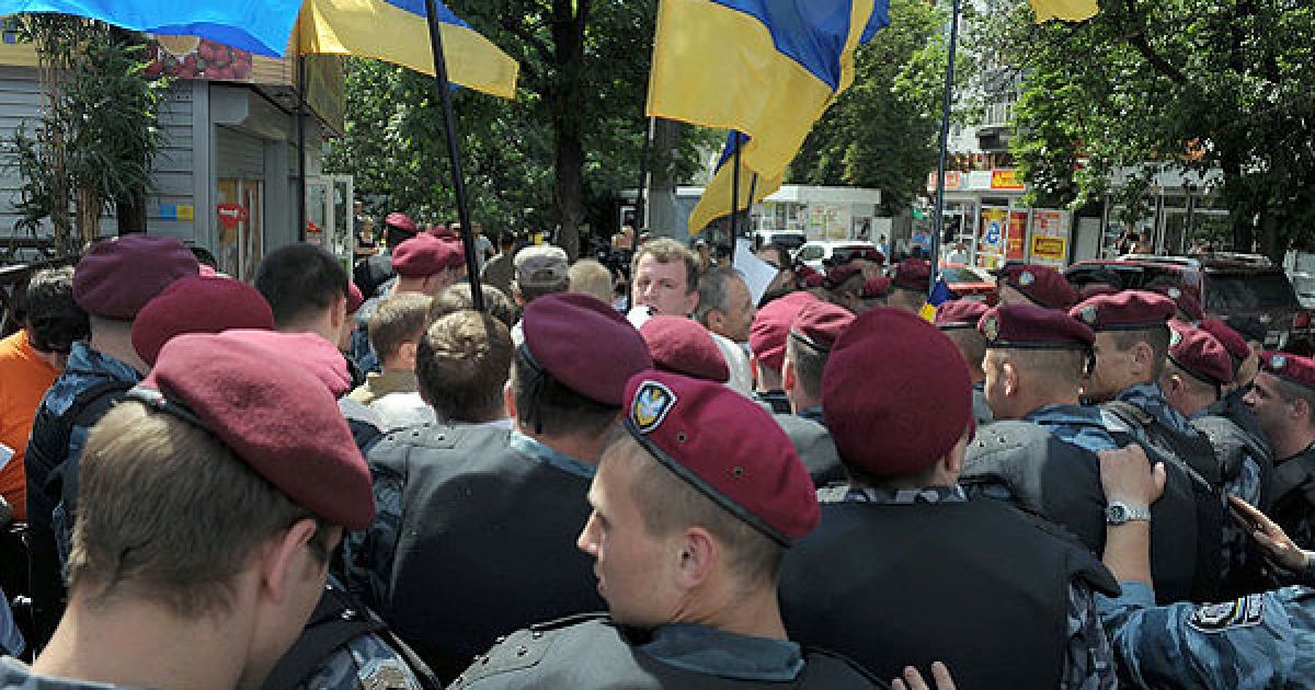 Співробітники міліції відмовлялися показувати свої посвідчення, повідомляти причину затримання активістів партії "За Україну!". / © zaukrainu.org