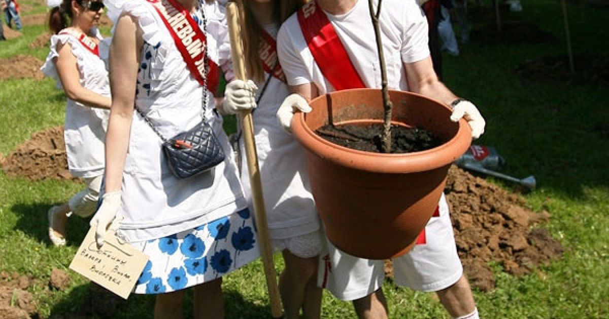 Зірки були у шкільній формі / © LifeShowbiz