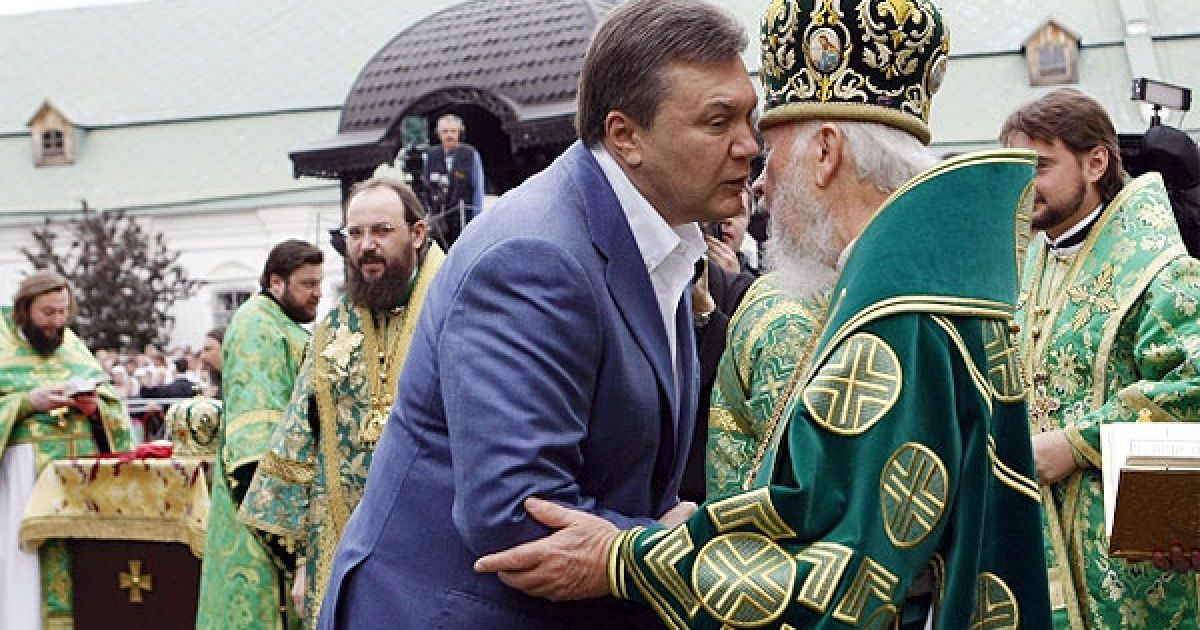 У день Cвятої Трійці президент Віктор Янукович разом з прем'єром Миколою Азаровим і спікером Верховної ради Володимиром Литвиним помолилися у Києво-Печерській Лаврі.
