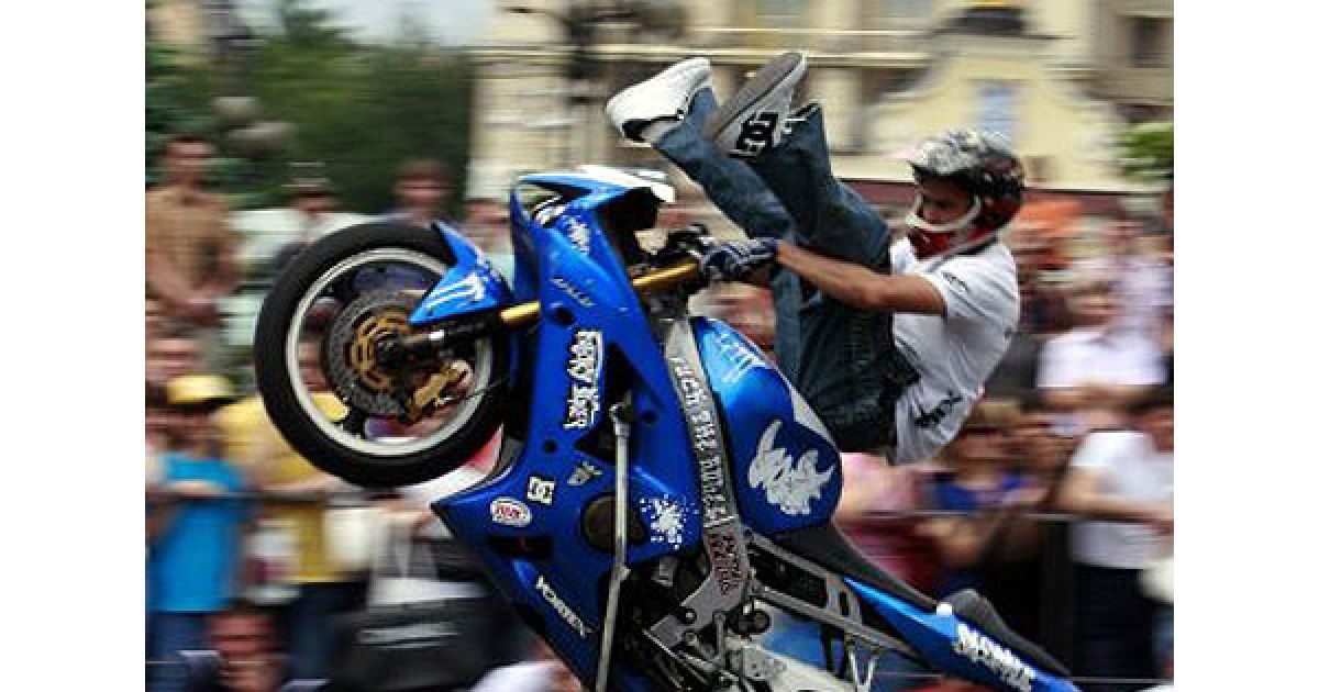 Під час "Київ Байк-шоу 2010" в центрі столиці відбулись виступи стантерів - каскадерів на мотоциклах. / © УНІАН