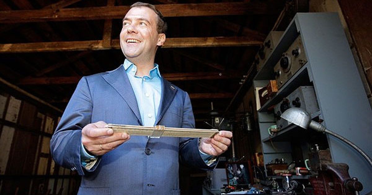 Дмитро Мєдвєдєв у гаражі, де у 1938 році випускники Стенфордського університету Дейв Пакард і Біл Хьюлетт зібрали свій перший генератор низької частоти. / © AFP