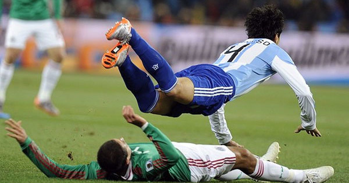 Футбольний сендвіч: Бурдіссо перелітає через Ернандеса / © AFP