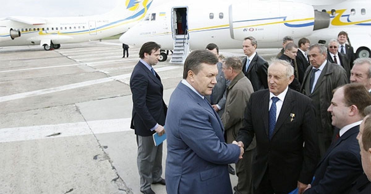Глава держави подякував усім, хто долучився до розробки та виготовлення нового літака АН-158 та літака АН-148. / © President.gov.ua