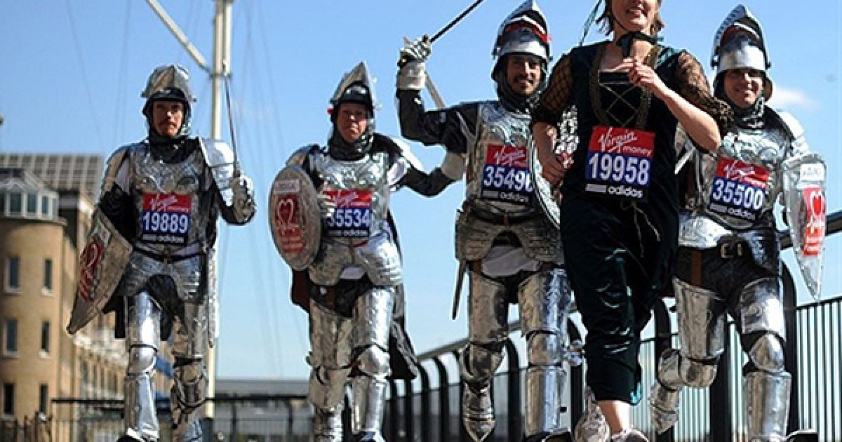 Спортсмени у костюмах лицарів Круглого столу та леді Гвіневри позують для реклами Лондонського марафону 2010 року. Сам марафон відбудеться 25 квітня. / © AFP