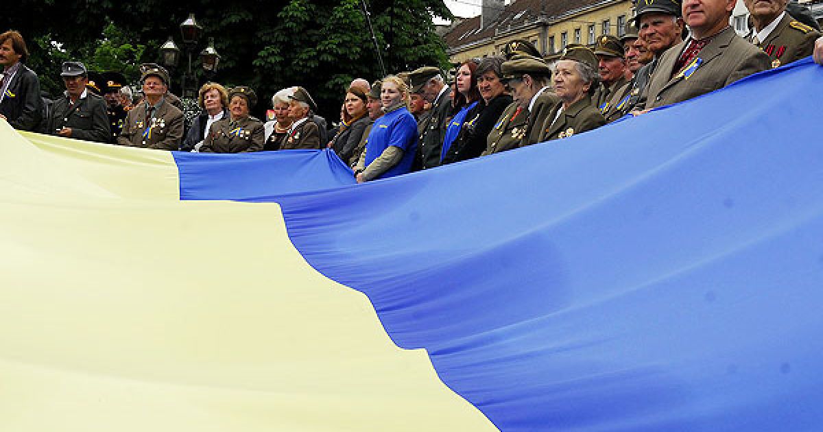У Львові святкові заходи розпочалися з покладання кошика квітів до Меморіалу Українським Січовим Стрільцям на Янівському кладовищі. / © zik.com.ua