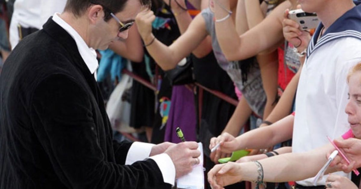 Дмитро Пєвцов одразу почав роздавати автографи / © LifeShowbiz