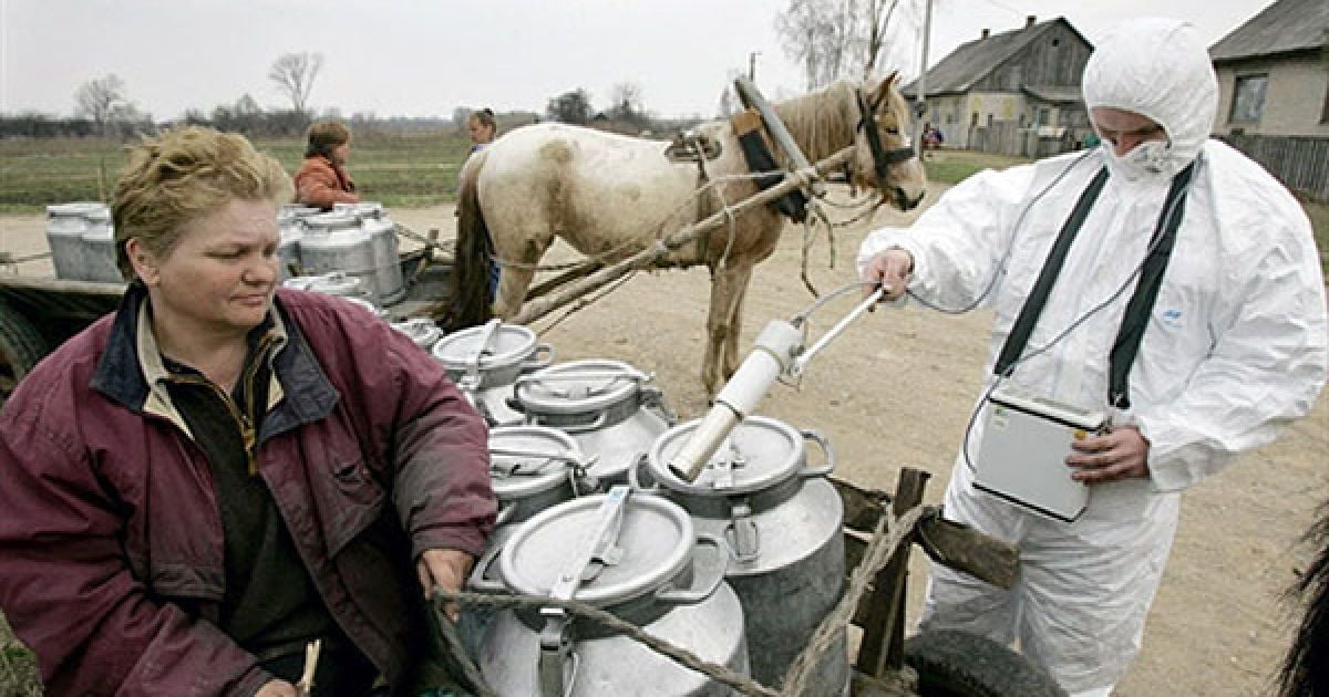 Білорусь, Губаревичі, 30-км зона. Співробітник Білоруського підрозділу радіаційної екології перевіряє рівень радіації. / © AFP