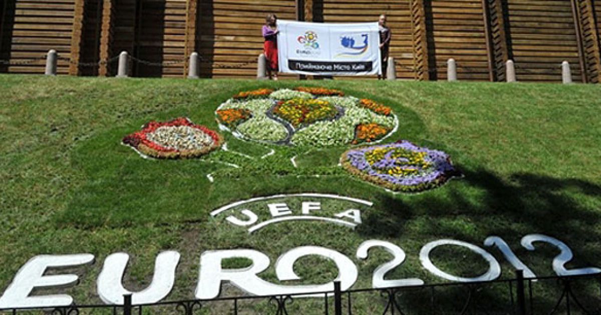 На урочистій церемонії були присутні віце-прем'єр-міністр України з питань Євро-2012 Борис Колесніков, міністр з питань сім'ї молоді і спорту Равіль Сафіуллін, директор турніру Євро-2012 в Україні Маркіян Лубкивський, глава нацагентства з питань проведення в Україні Євро-2012 Володимир Ковалевський і перший заступник голови КМДА Анатолій Голубченко. / © AFP