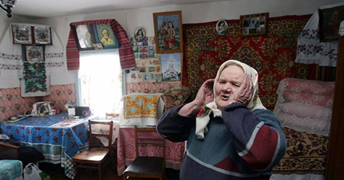 Україна, село Ільїнці, 30-км зона, 2006 рік. Марія Шапоренко, 81 рік. / © AFP