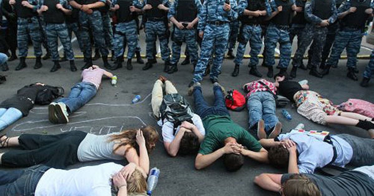 Учасники акції "Ні - поліцейській державі" зобразили на асфальті контури людей, які стали жертвами міліцейського свавілля. / © УНІАН