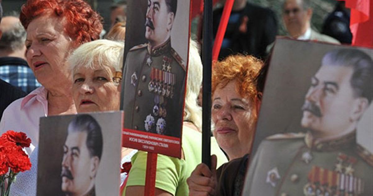 У Запоріжжі прихильники комуністичної партії України провели урочисте відкриття пам'ятника Йосипу Сталіну, приурочене до Дня Перемоги 9 травня. / © AFP