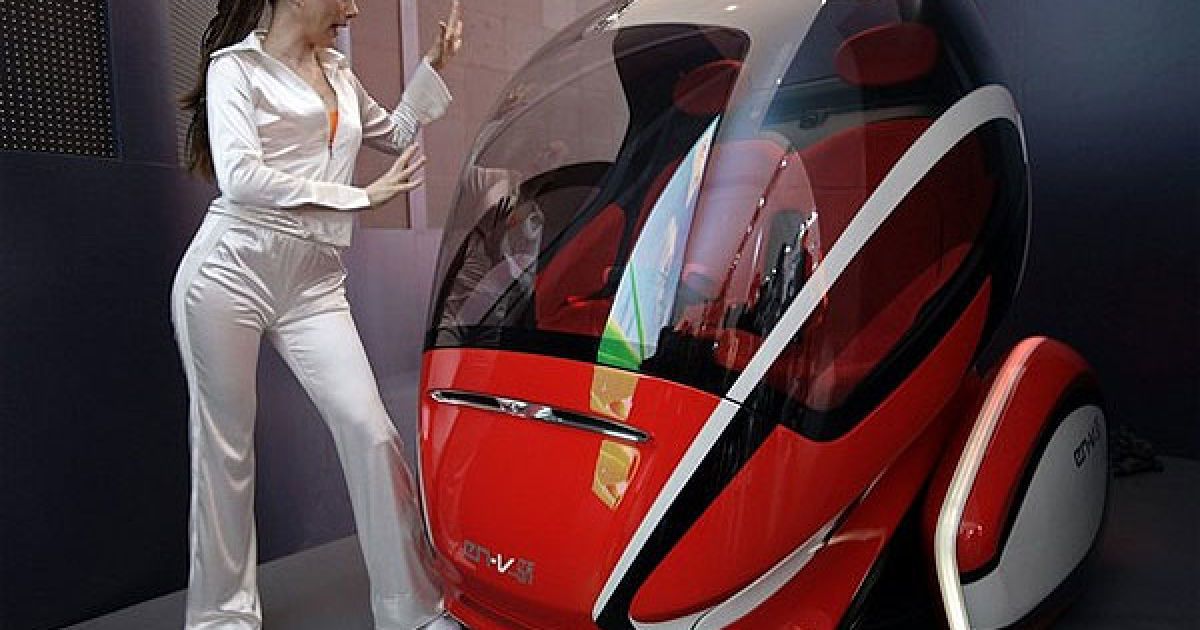 Презентація концепт-кара GM EN-V, або "Електричного мережевого авто" ("Electric Networked-Vehicle") / © Getty Images/Fotobank
