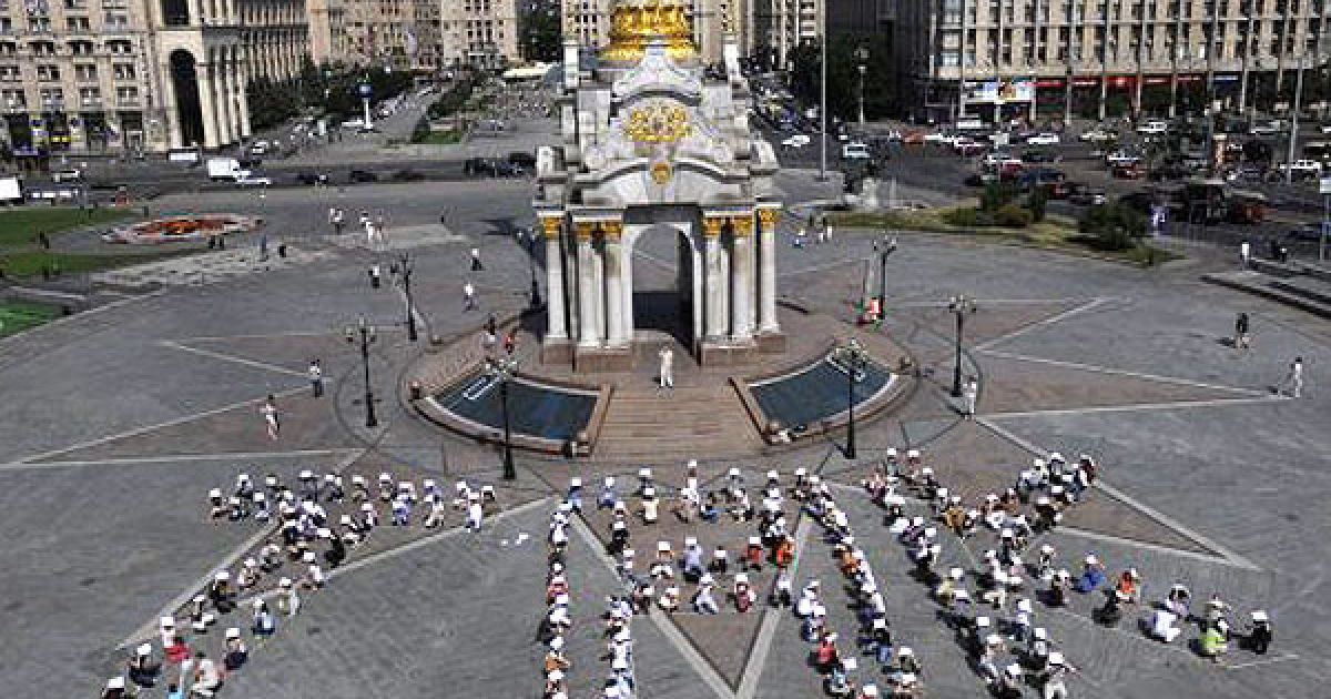 У Києві біля стели на Майдані Незалежності пройшла акція "Вихід з демократії. Пароль: 2450" проти законопроекту про обмеження права на мирні зібрання. / © УНІАН