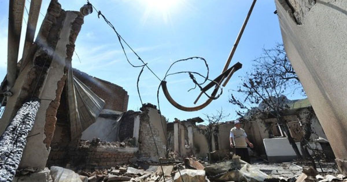 На вулицях намагаються прибирати трупи, які лежать з учорашнього дня. Продовжують вирувати пожежі у житлових кварталах. У місті помічені машини, з яких через мегафон закликають приєднуватися до "джихаду". / © Getty Images/Fotobank