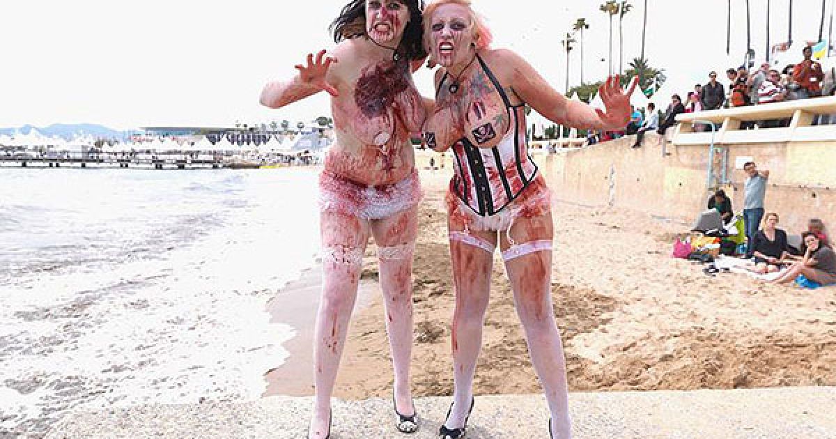 На пляжі у Каннах провели промо-фотосесію фільму "Зомбі-жінки Сатани". / © Getty Images/Fotobank