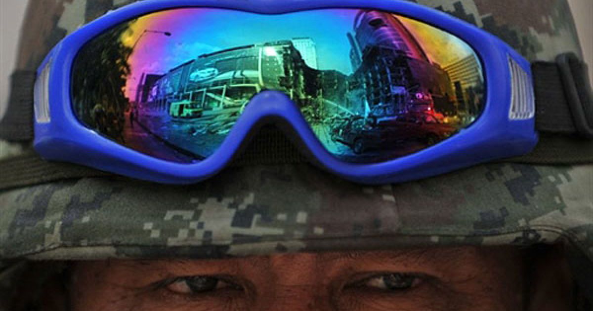 Таїланд, Бангкок. Тайський військовий роздивляється те, що залишилось від центру всесвітньої торгівлі у центрі Бангкока. Демонстранти від опозиції спалили торговельний центр після того, як урядові війська розгромили їхній табір. Влада намагається навести лад у країні після кількамісячного насильства і хаосу, викликаного антиурядовими протестами, і закликає народ повернутися до відновлення і примирення. / © AFP