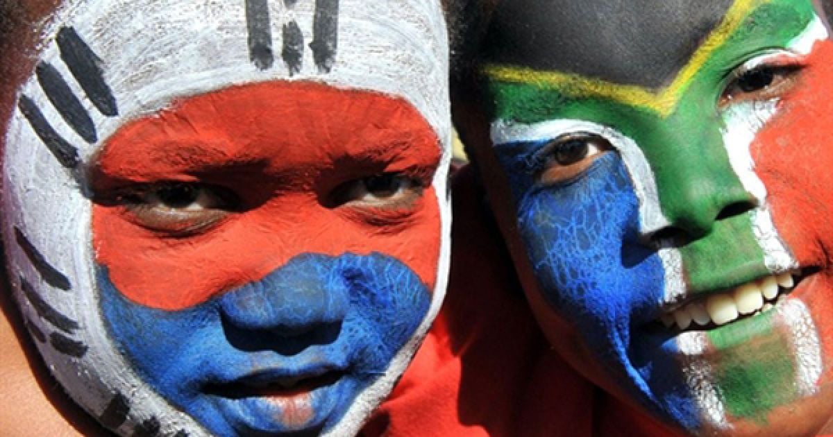 Хлопчики пофарбували обличчя у кольори збірних ПАР та Південної Кореї під час церемонії відкриття дитячого стадіону у Преторії. Церемонія була організована південнокорейським футболістом Хоном Мьонбо. / © AFP