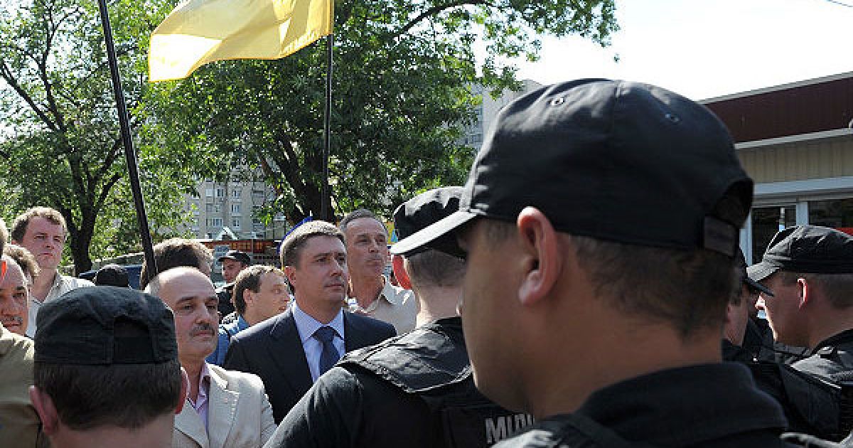 Серед затриманих - заступник голови партії "За Україну!" Юрій Зубко, який вимагає надати рішення, згідно з яким порушується конституційне право громадян на вільне пересування. / © zaukrainu.org