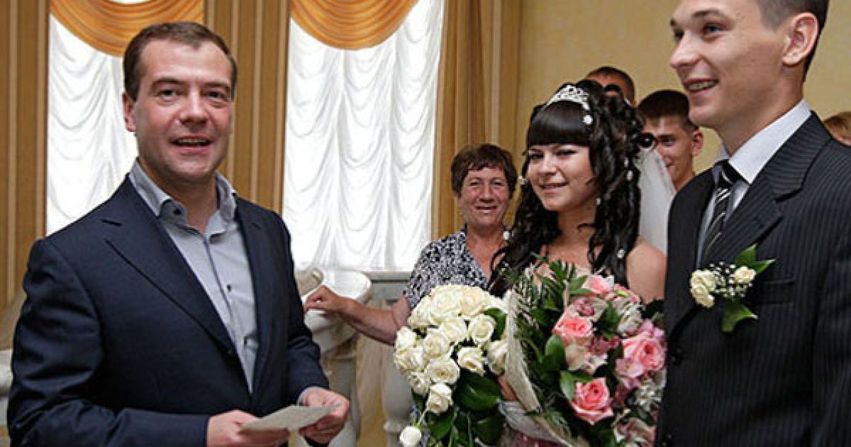 Президент РФ подарував молодятам по квартирі. / © dni.ru