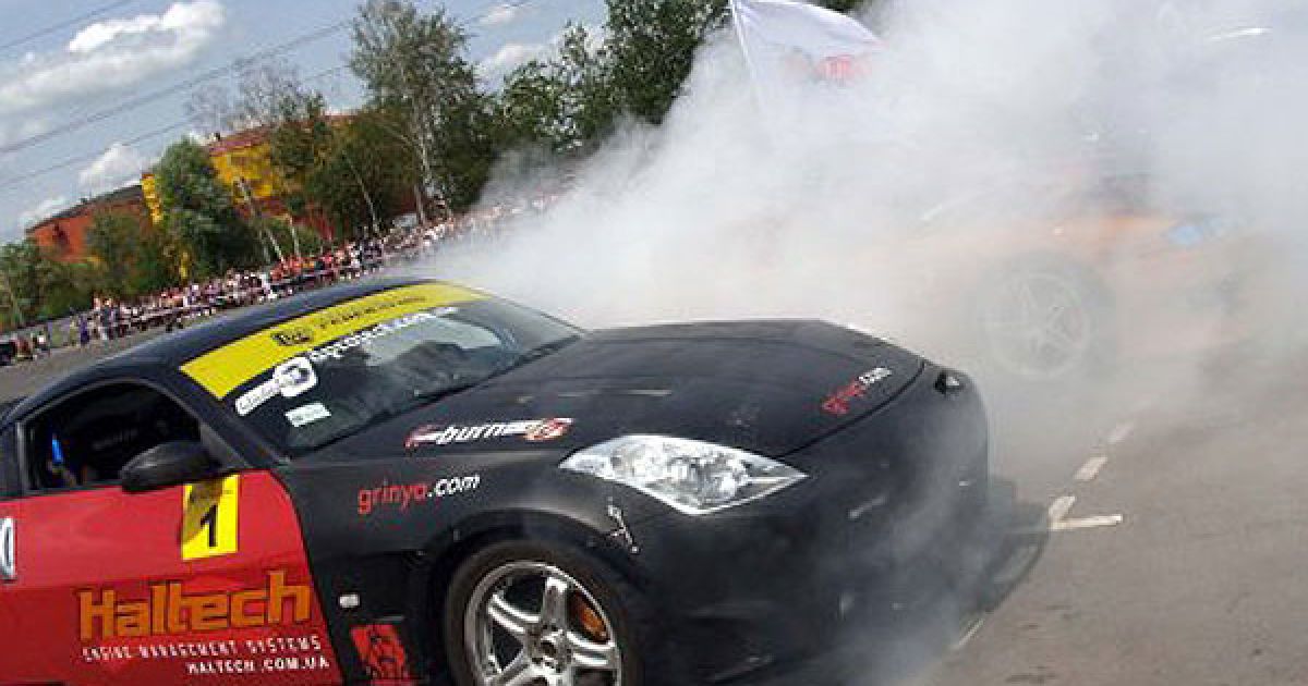 Показові виступи майстрів з дріфтингу на авто-мото шоу "DRIFT Edition" у Харкові. / © УНІАН