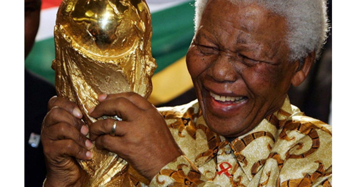 Екс-президент ПАР Нельсон Мандела тримає Кубок Світу під час оголошення перемоги ПАР у тендері на проведення Чемпіонату світу з футболу 2010 року у штаб-квартирі ФІФА у Цюріху 15 травня 2004 року. / © AFP