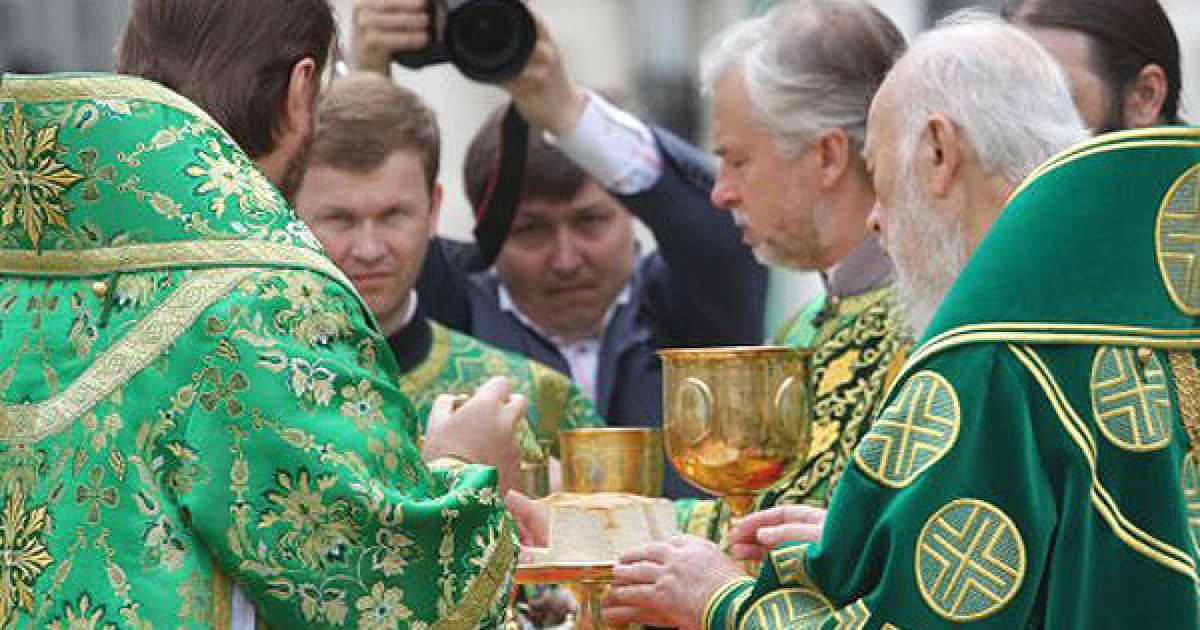 Блаженнійший Митрополит Київський і всієї України Володимир під час святкового богослужіння в день Пресвятої Трійці на території Києво-Печерської Лаври у Києві / © УНІАН