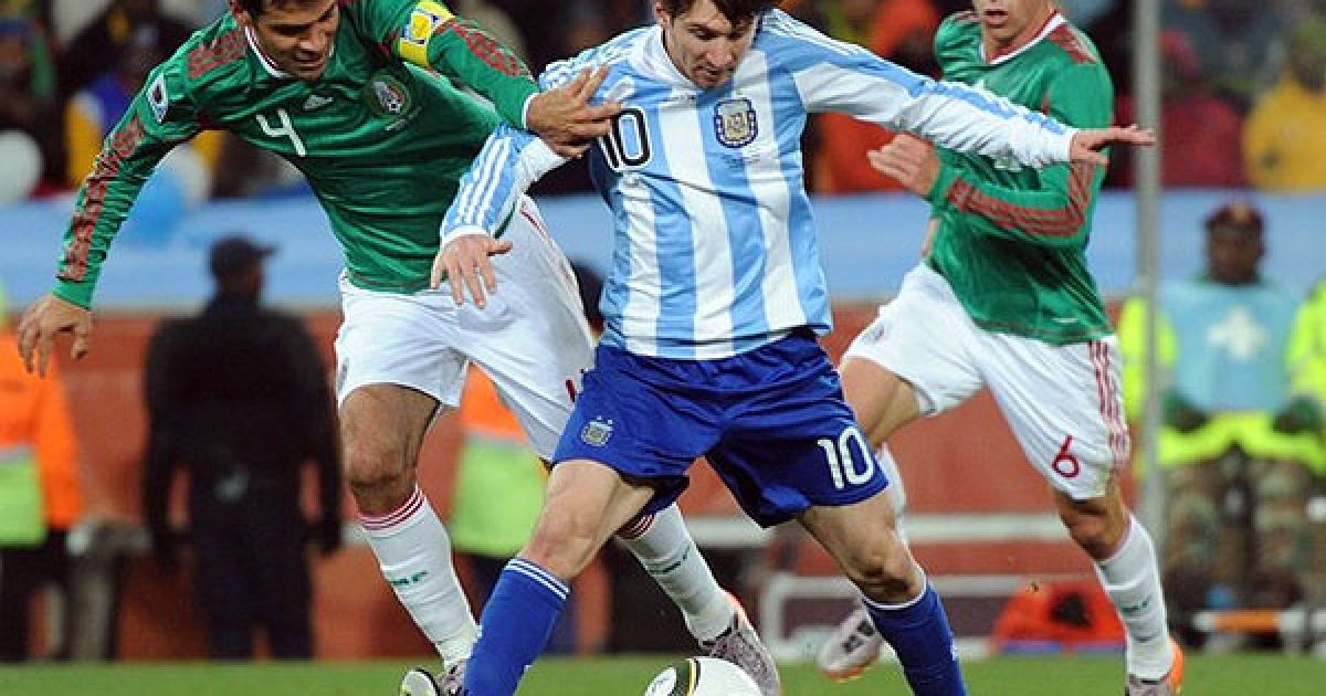 Рафаель Маркес бореться за м&rsquo;яч із Мессі / © AFP