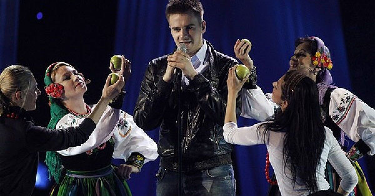 Марчін Марцін Мрозінські (Польща) виконує пісню "Legenda" / © daylife.com