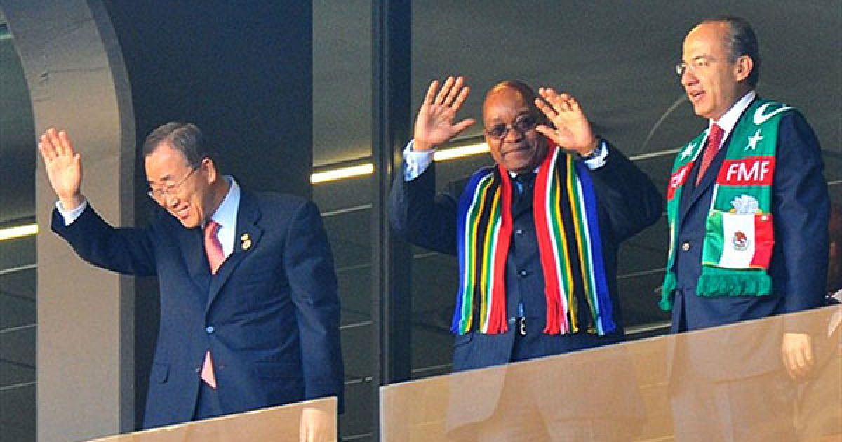 Генеральний секретар ООН Пан Гі Мун, президент ПАР Джакоб Зума, президент Мексики Феліпе Кальдерон вітають гостей церемонії відкриття ЧС-2010. / © AFP